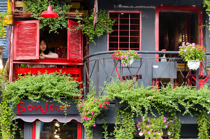 quan-cafe-ngap-tran-sac-hoa-kieu-phap-9